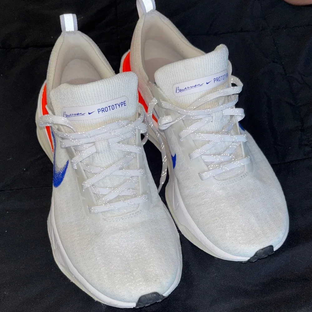 Nike Invinvible Run 3 Cream and Blue Running Shoes - Picture 3 of 9